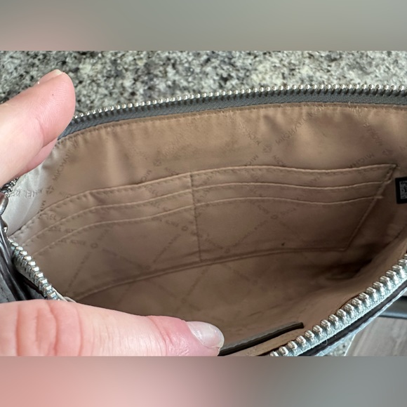 MICHAEL KORS GENUINE LEATHER WRISTLET WITH CARD SLOTS AND POCKET VERY LIGHT USE - Picture 2 of 4